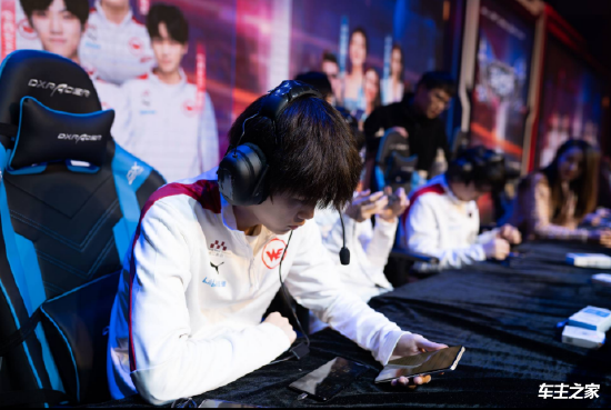 Vitality , NAVI, Falcons , 和 3DMAX 在 StarLadder 布达佩斯 Major 2025 第三阶段的首轮中遭遇了失败